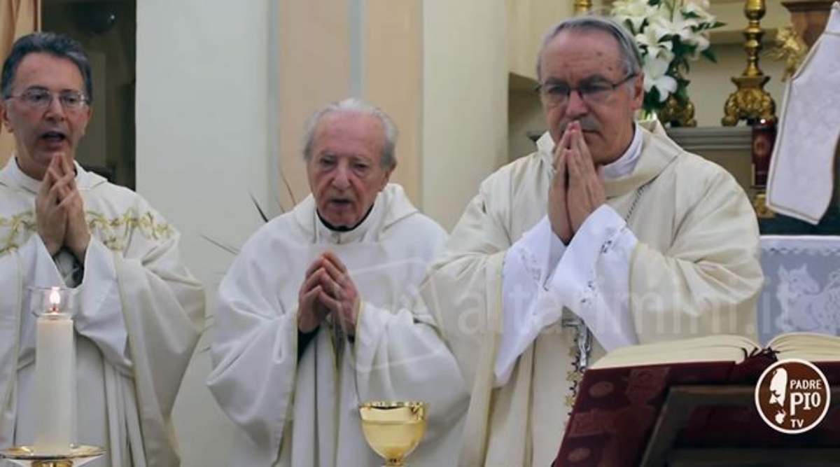 Don Probo Compie 100 Anni 4 Figli Preti Lo Festeggiano A Rimini