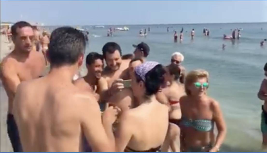 Salvini in Spiaggia sorridente