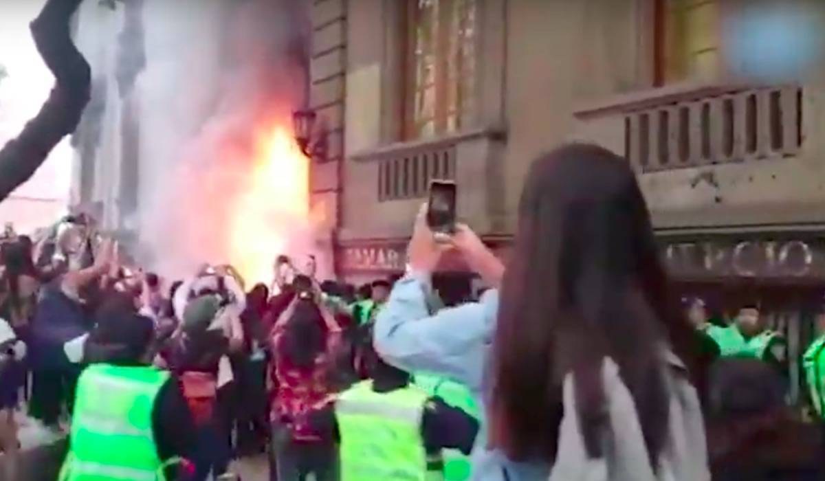 Manifestazione Cattedrale fiamme