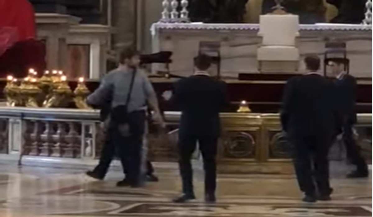 Uomo Sembra Armato Di Coltello Nella Basilica Di San Pietro Video