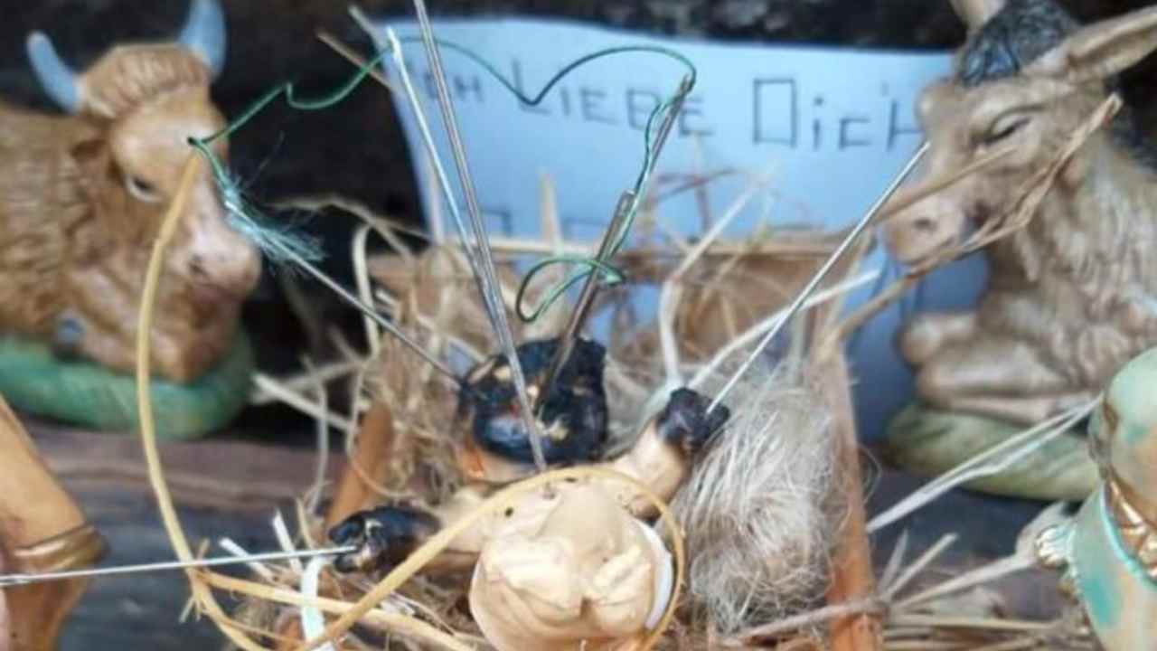 presepe gesù cristianofobia vandali