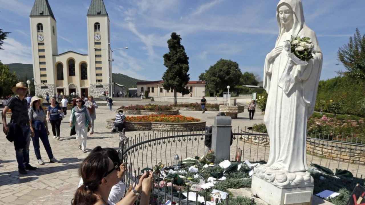 donna che prega a medjugorje