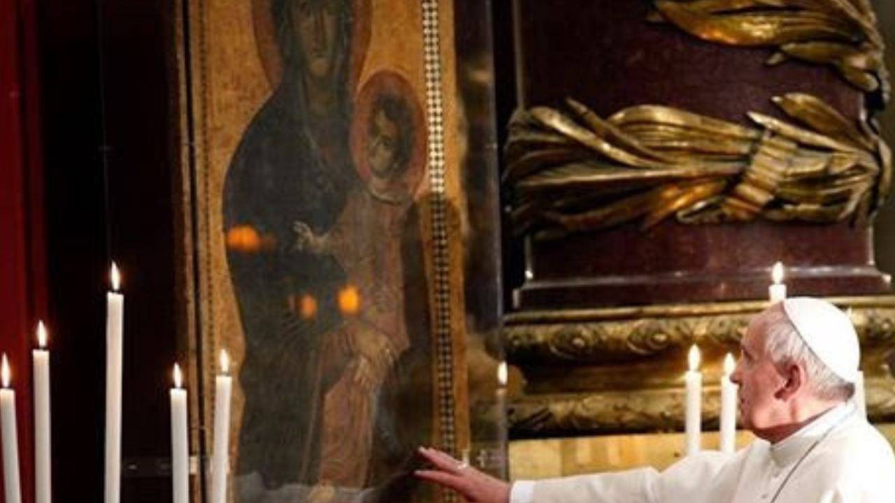 papa francesco davanti a maria salus populi romani