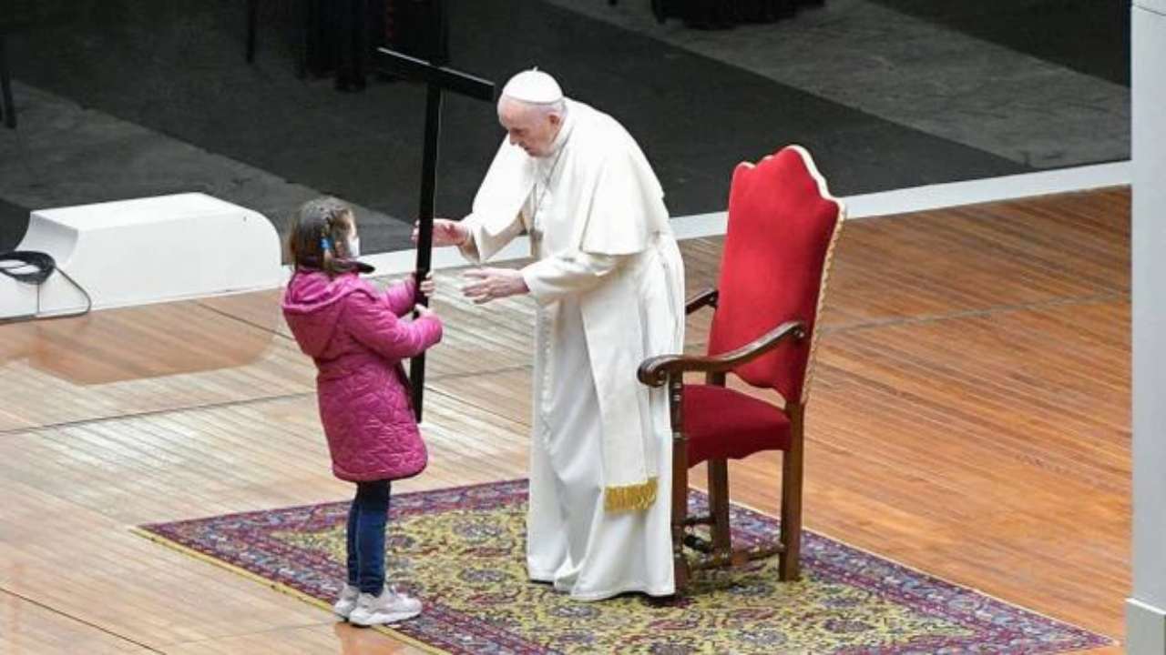 una bimba consegna la croce al papa