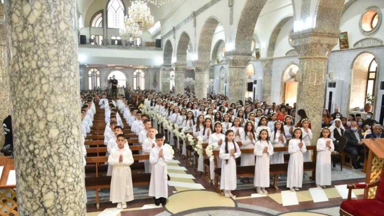 Bambini che ricevono la Comunione in Iraq