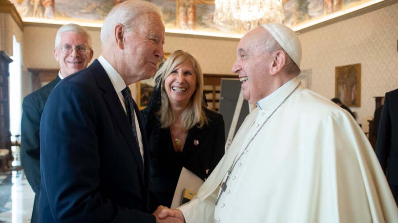 biden papa stretta di mano