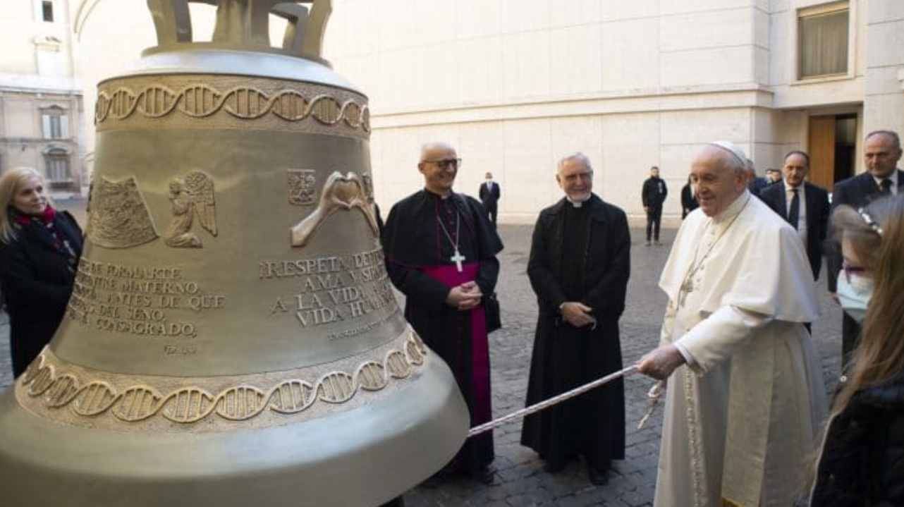 il papa e la campana