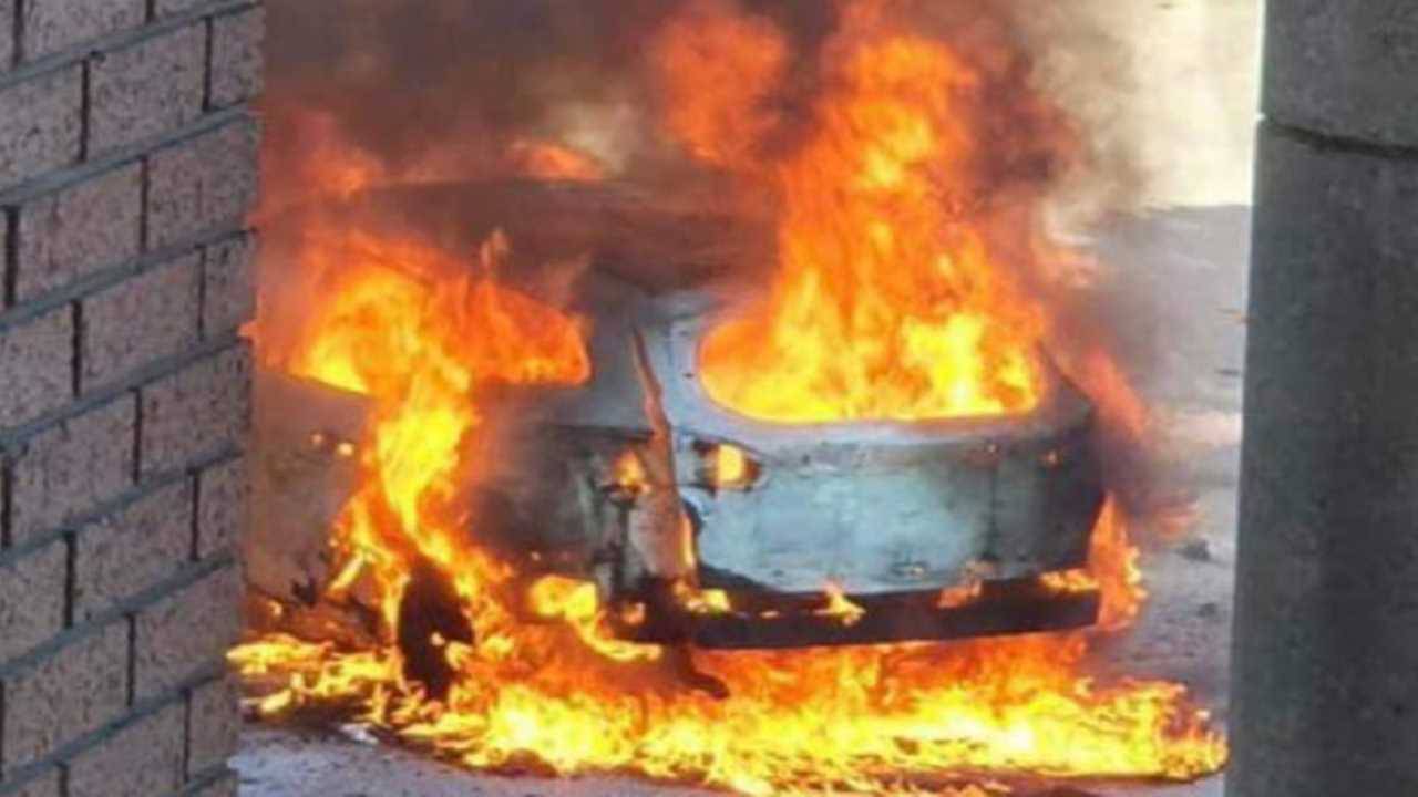 Taxi in fiamme dopo l'esplosione del kamikaze di Liverpool