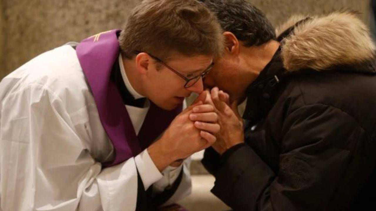 sacerdote confessa un uomo