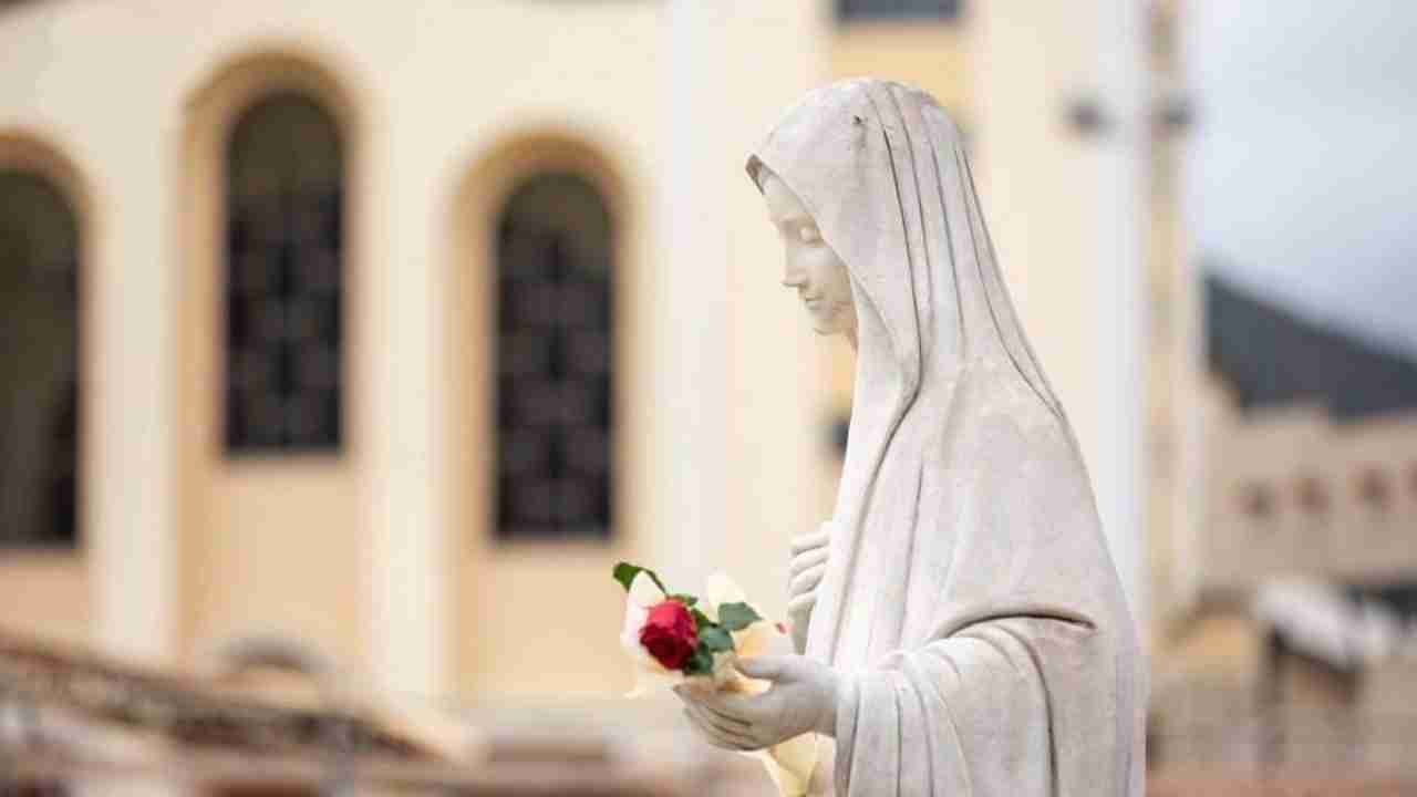 Madonna di Medjugorje davanti alla chiesa