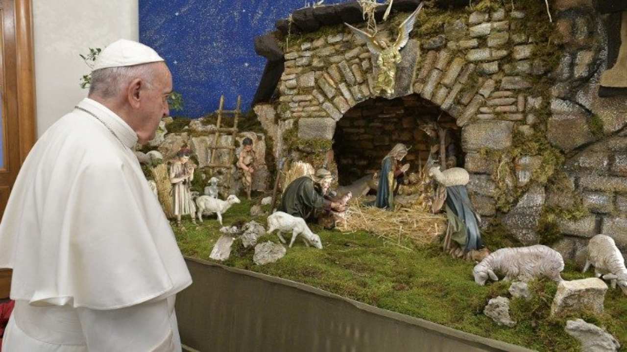 papa guarda il presepe