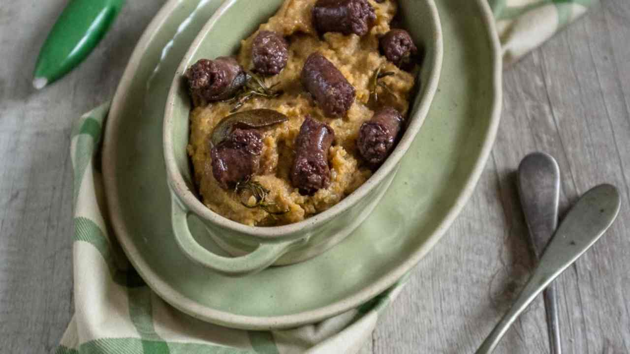 Polenta di castagne con salsiccia