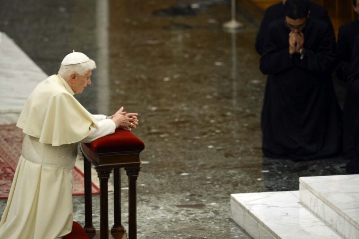 Benedetto XVI inginocchiato