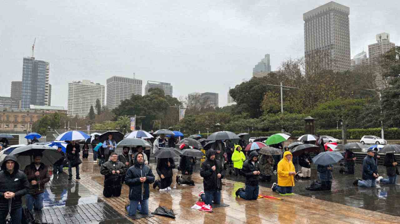 Rosario sotto la pioggia davanti cattedrale di Sydney