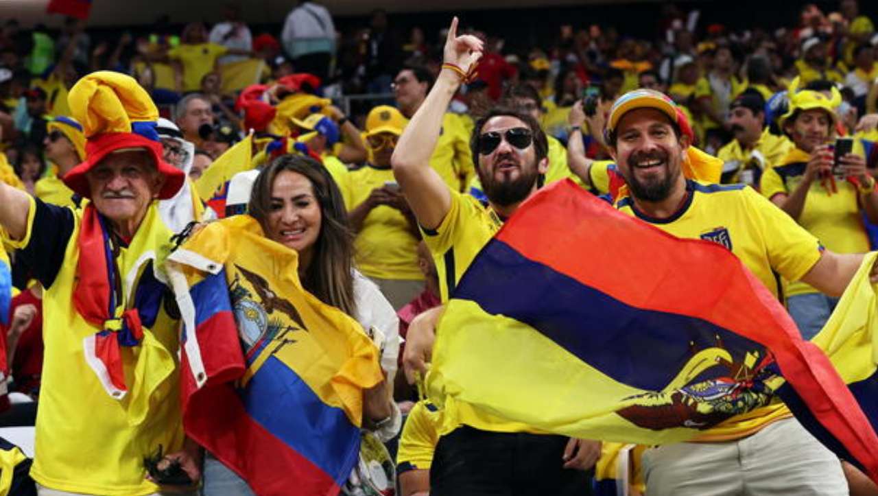 Tifosi Ecuador 20221123 - lalucedimaria.it (1)