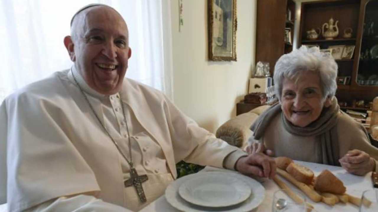 Emozionante incontro tra Papa Francesco e sua cugina | E lancia un motto ai più giovani