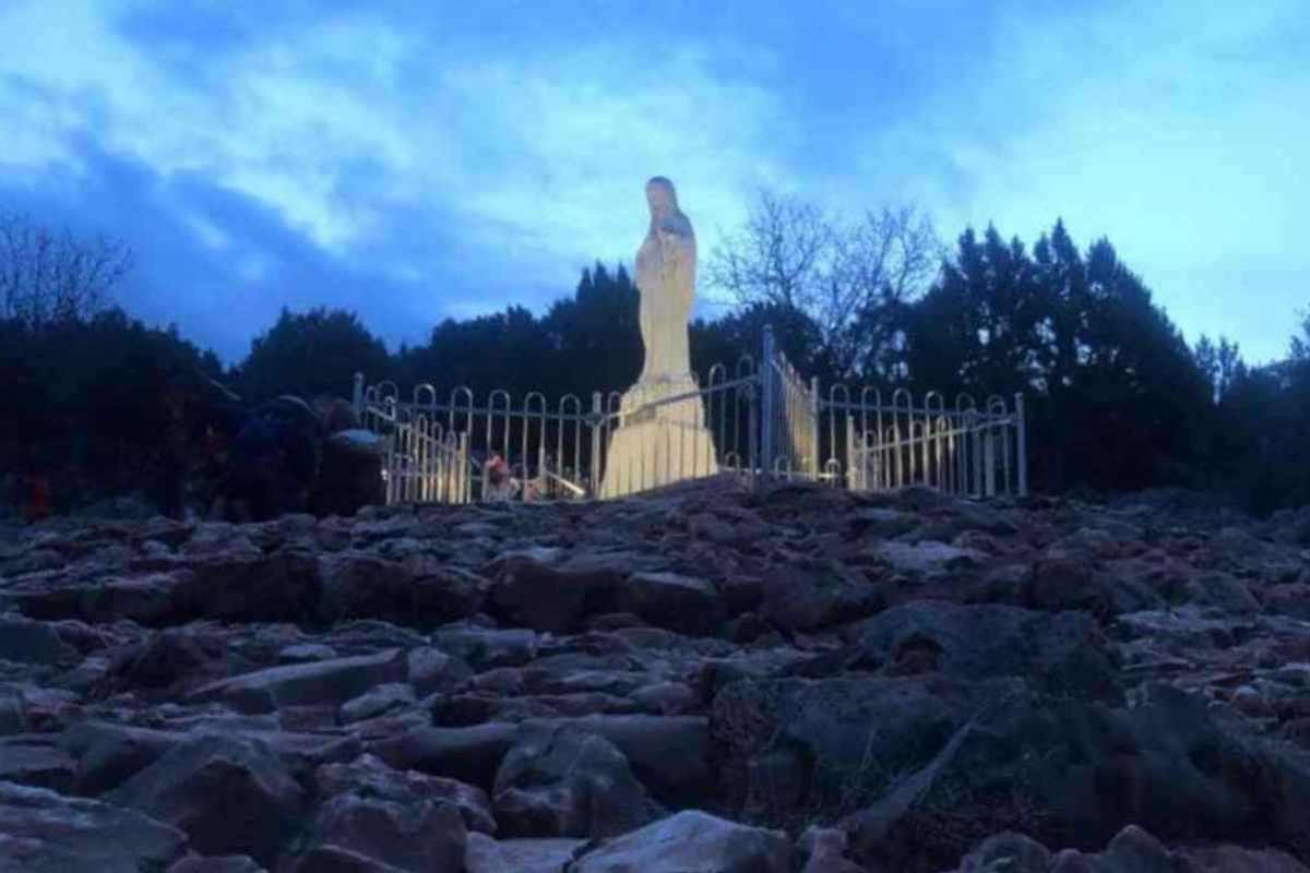 Visione sconvolgente a Medjugorje: una distesa di ossa umane sulla Collina delle Apparizioni