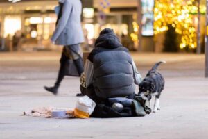 persona senza tetto con cane