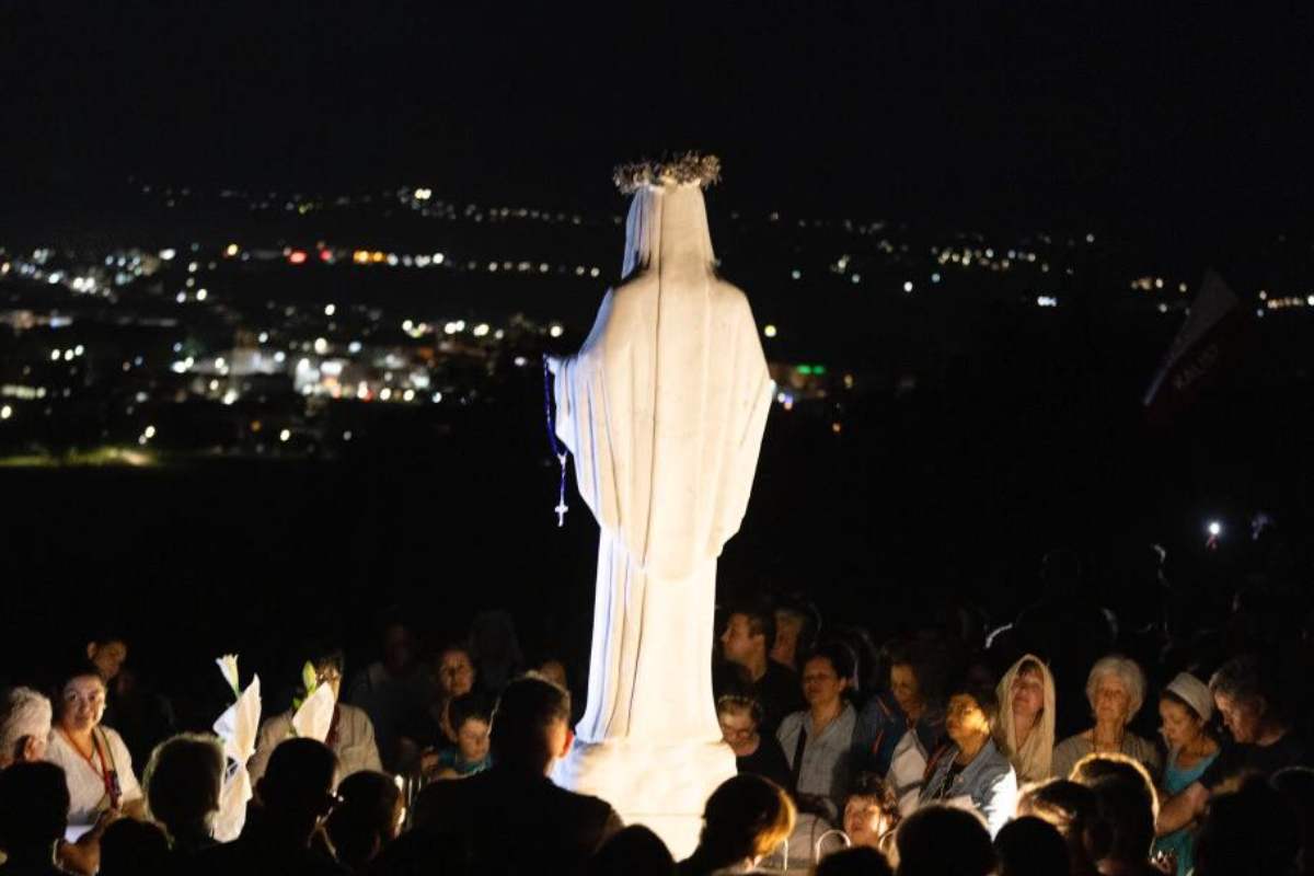 Medjugorje: la Madonna raduna migliaia di fedeli sulla collina delle apparizioni
