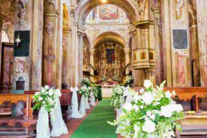 Chiesa allestita per matrimonio, con fiori