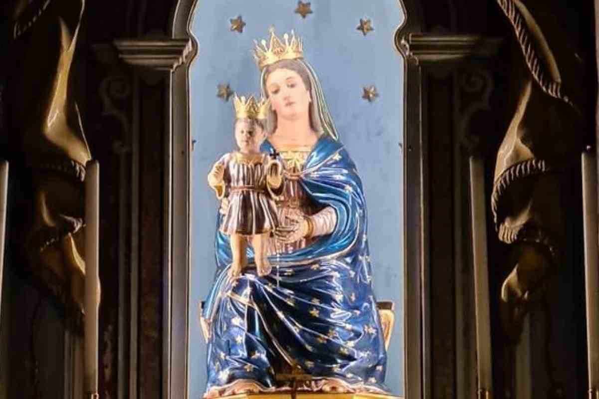 La Madonna seduta in trono con il Bambino in braccio