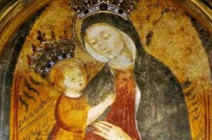La Madonna che accoglie il Bambino fra le sue braccia