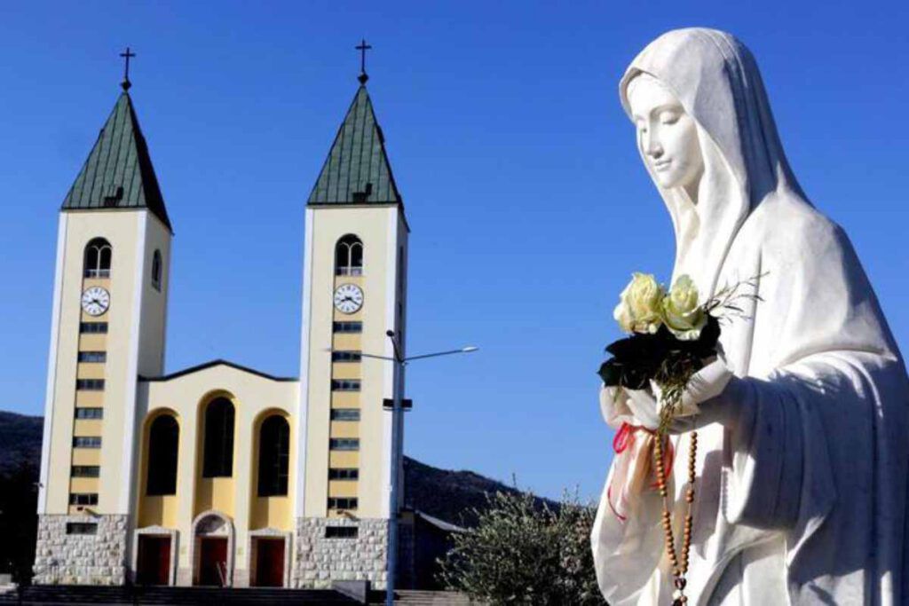 Statua della Madonna e chiesa parrocchiale di Medjugorje