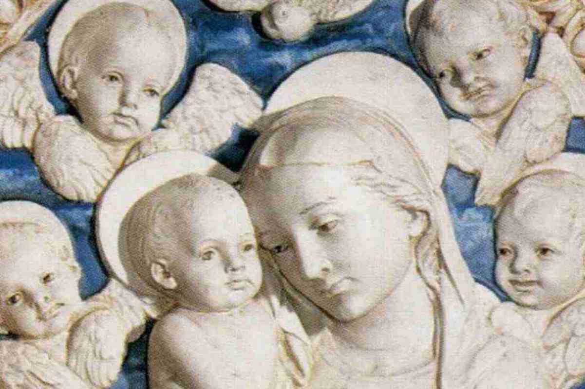 La Vergine, in un marmo, affiancata da angeli