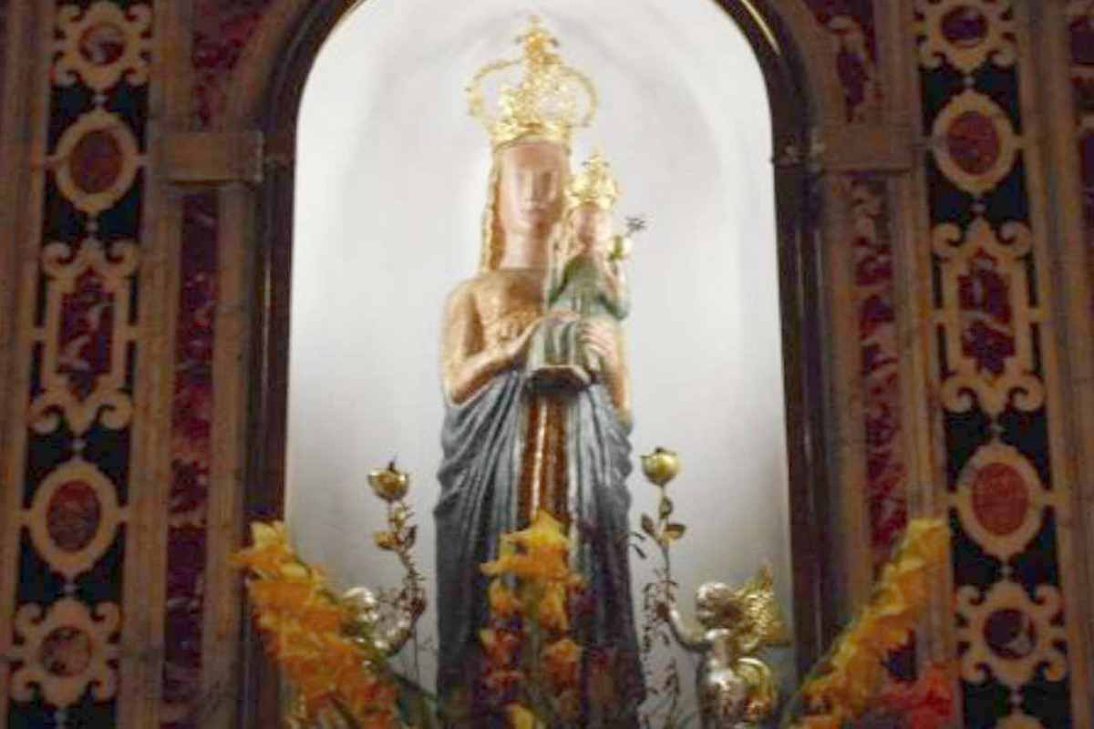 La Madonna all'interno della nicchia sull'altare