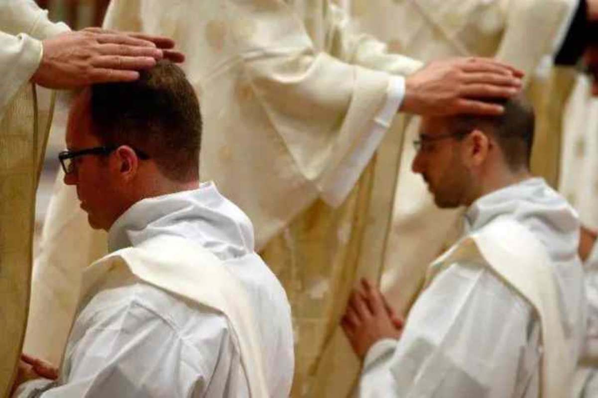 Due diaconi ai quali vengono imposte le mani dal Vescovo