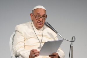 Papa Francesco parla ai fedeli