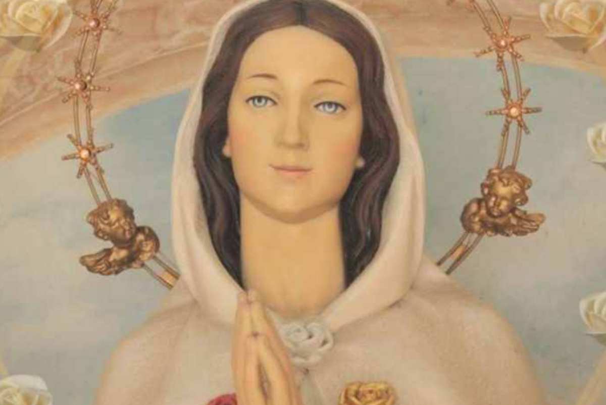 Maria circondata da stelle e con tre rose attorno