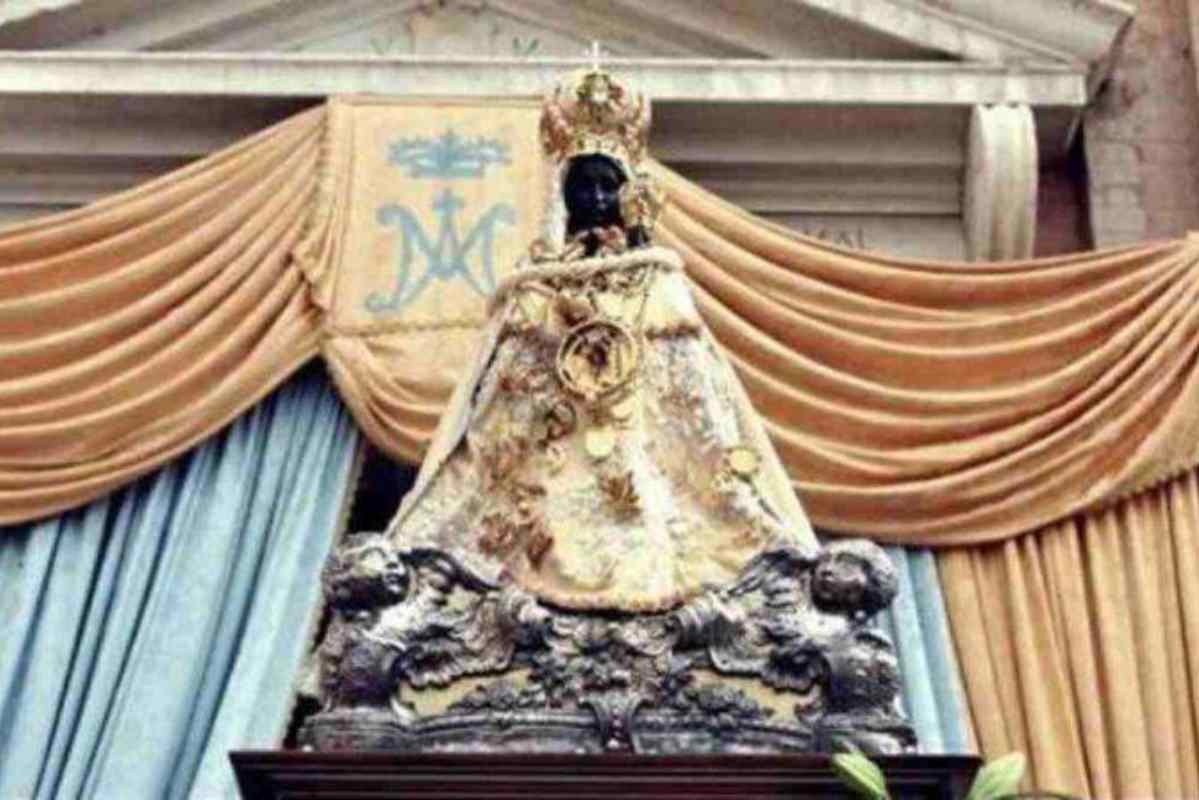 Madonna nera portata in processione