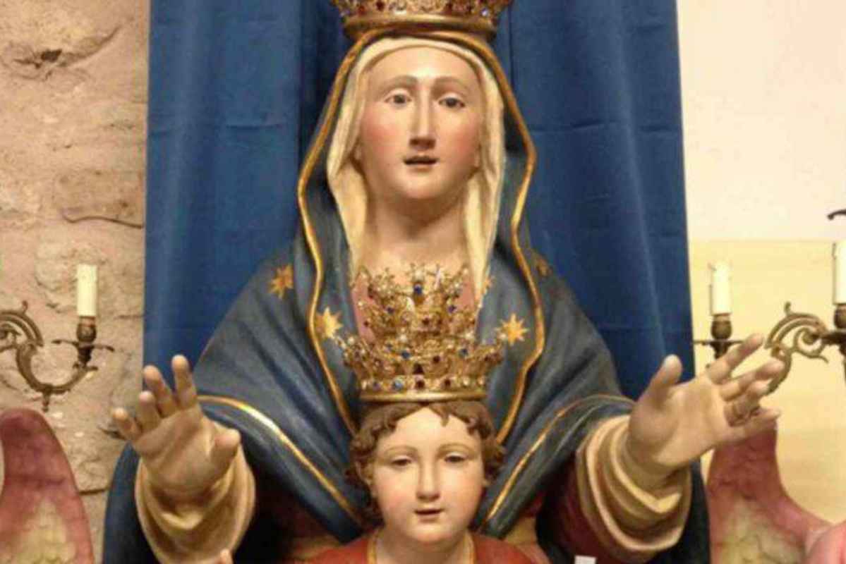 La Madonna che ha fra le braccia il figlio Gesù