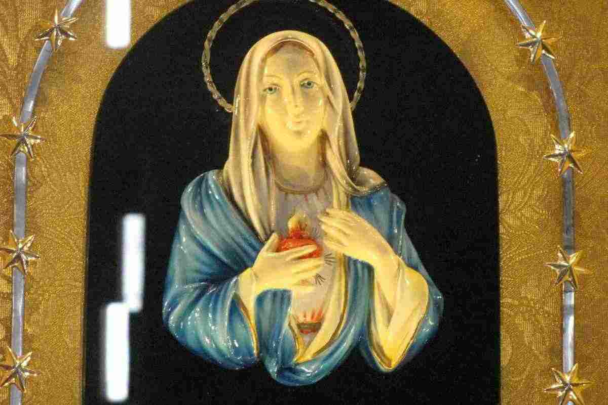 La Madonna con le mani sul cuore