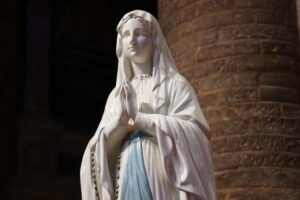 statua della vergine di lourdes