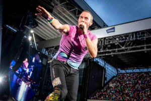 Chris Martin si esibisce sul palco