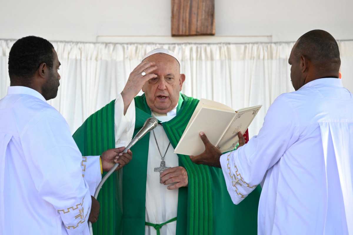 Angelus 8 settembre. Papa Francesco: Gesù non ci taglia mai fuori dal suo amore