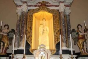 La Madonna Marcelliana nel suo trono sull'altare