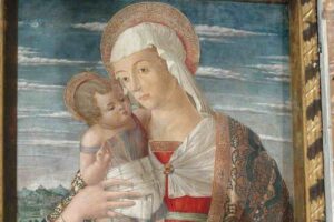 La Madonna che abbraccia Gesù Bambino