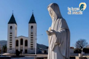 Madonna di Medjugorje con sfondo chiesa