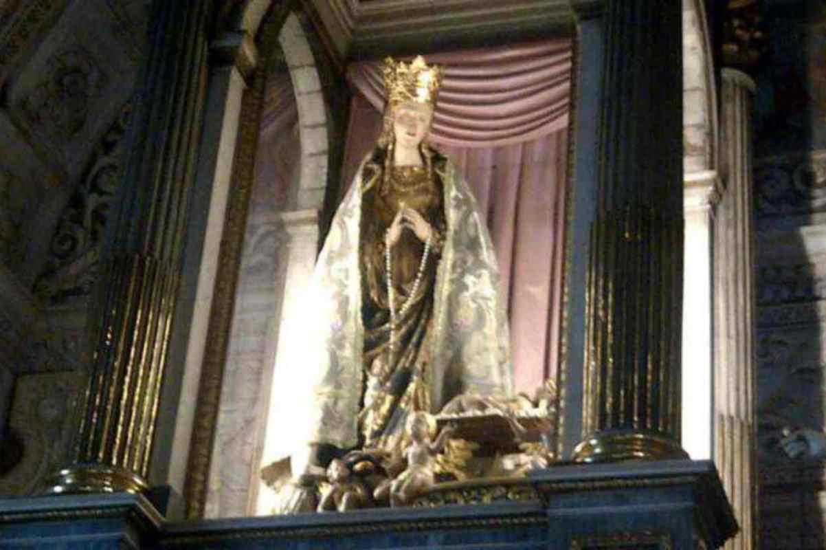 La Madonna di Tirano nella sua nicchia sull'altare