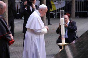 Papa Francesco in preghiera davanti al mausoleo in ricordo delle vittime dell'11 settembre