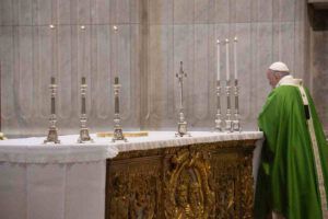 Papa Francesco dice Messa a Santa Marta