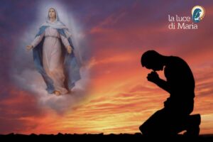 Persona che prega davanti la Madonna