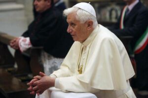 Papa benedetto XVI in preghiera