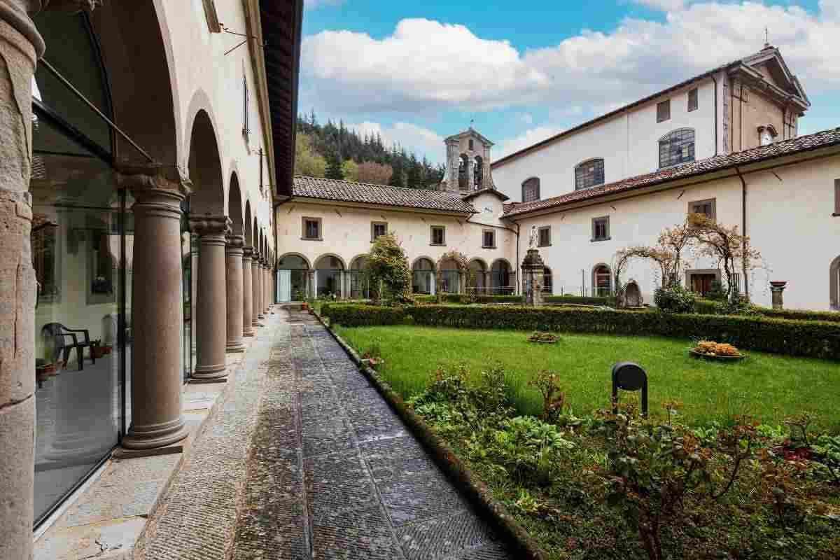 Eremo di Camaldoli di Arezzo: un luogo che attira i visitatori, immerso nel verde della Toscana