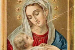 maria che guarda gesù bambino fra le sue braccia