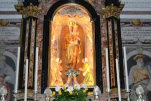 Madonna di Gallivaggio nel suo trono sull'altare