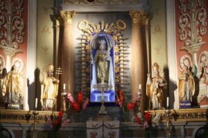 statua della madonna di plout sull'altare